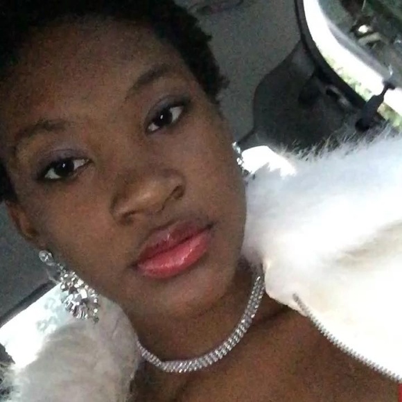 Meet your Posher, Eliza - Picture 1 of 1